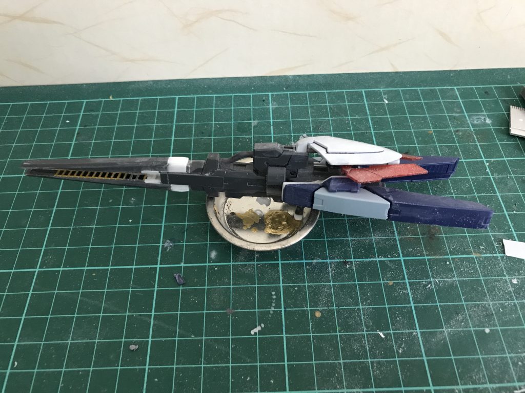 ハイメガランチャー塗装前。
ライトニングフルバーニアンの武器をベースバックパックのところを切り出して取付、砲身の延長をしてます。
急遽思いついて作成した割には中々満足出来る出来になりました。