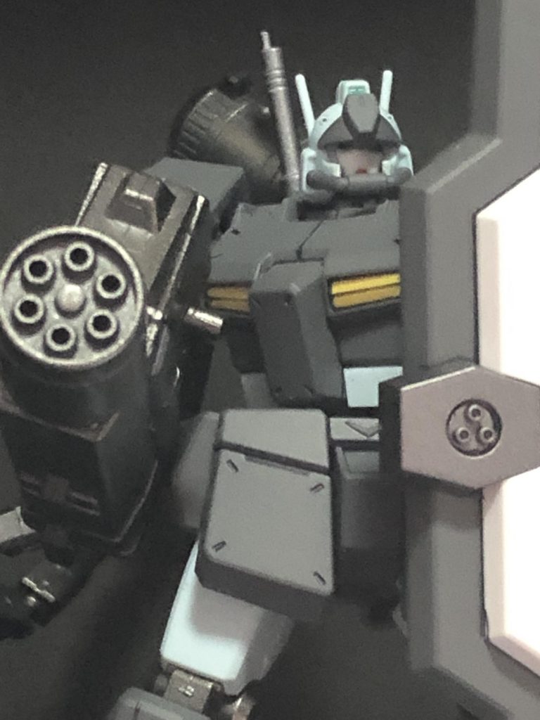 武器は右腕を覆う形で、試作型のビームガトリングという設定。鉄血オプションのミサイルやジャイアントガトリング、ボールデンアームズで制作。