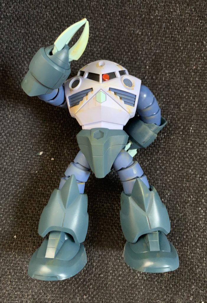 入っているズゴックはこんな感じ。
サッと組み上げウェザリングを施しただけ。なんとこれら全てで1000円前後というとても良心的な価格なんですよね！笑