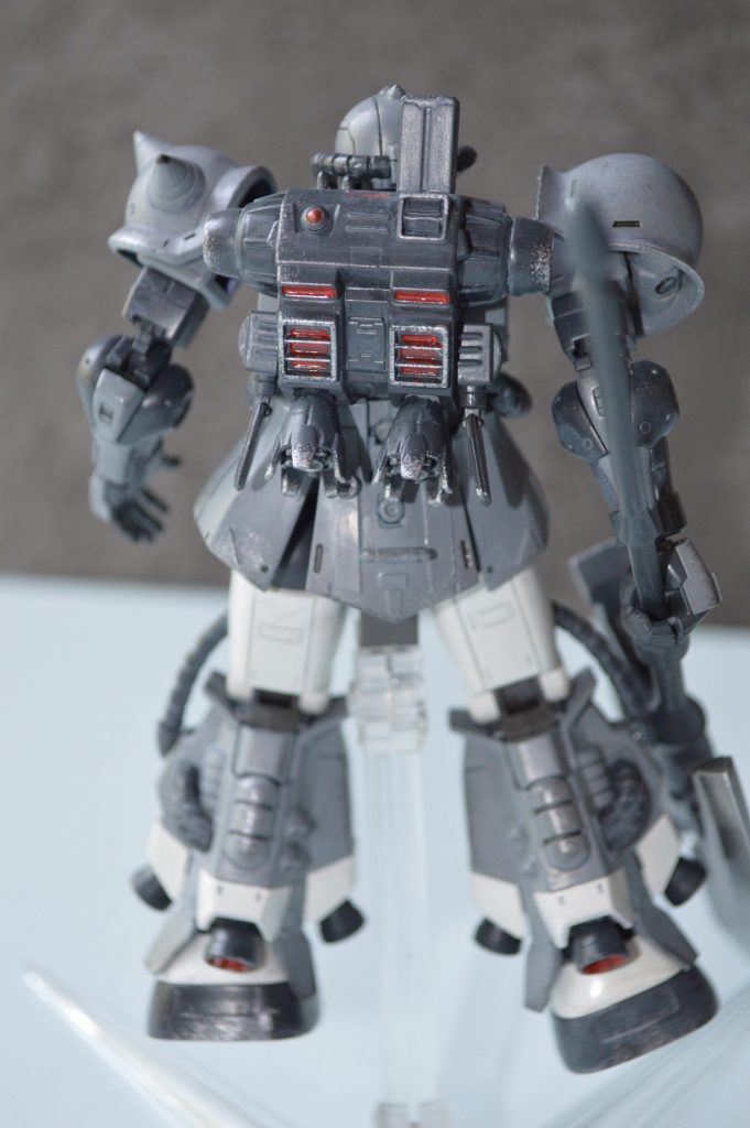 背部は壽屋のパーツやビルダーズパーツなど付け、最初に付いていたハンドル？は切って前面に付けました