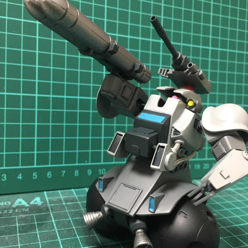 可動は1/144 ザクⅡ準拠.
少しなら上半身を逸らすこともできたり…
因みに左肩のものは照明だったりします( ˙꒳˙  )ピカピカ