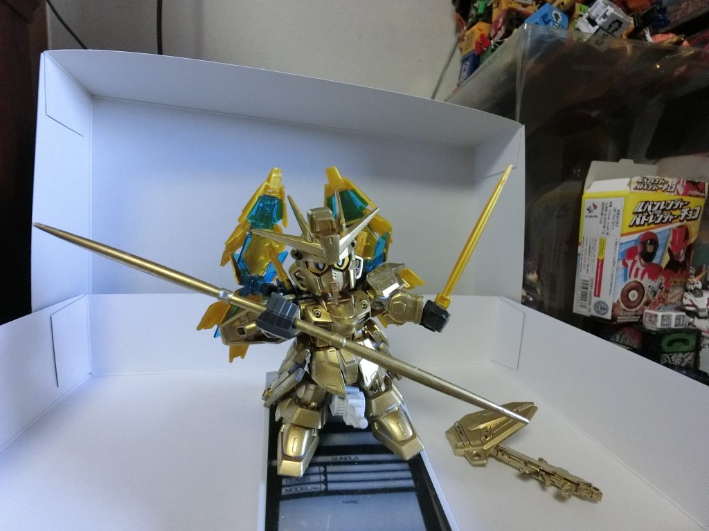 背中のフェネクストライカーパックにビームサーベルあるのでそれも使ってみたバージョン。
ライフルがやられたら二刀龍で突撃。