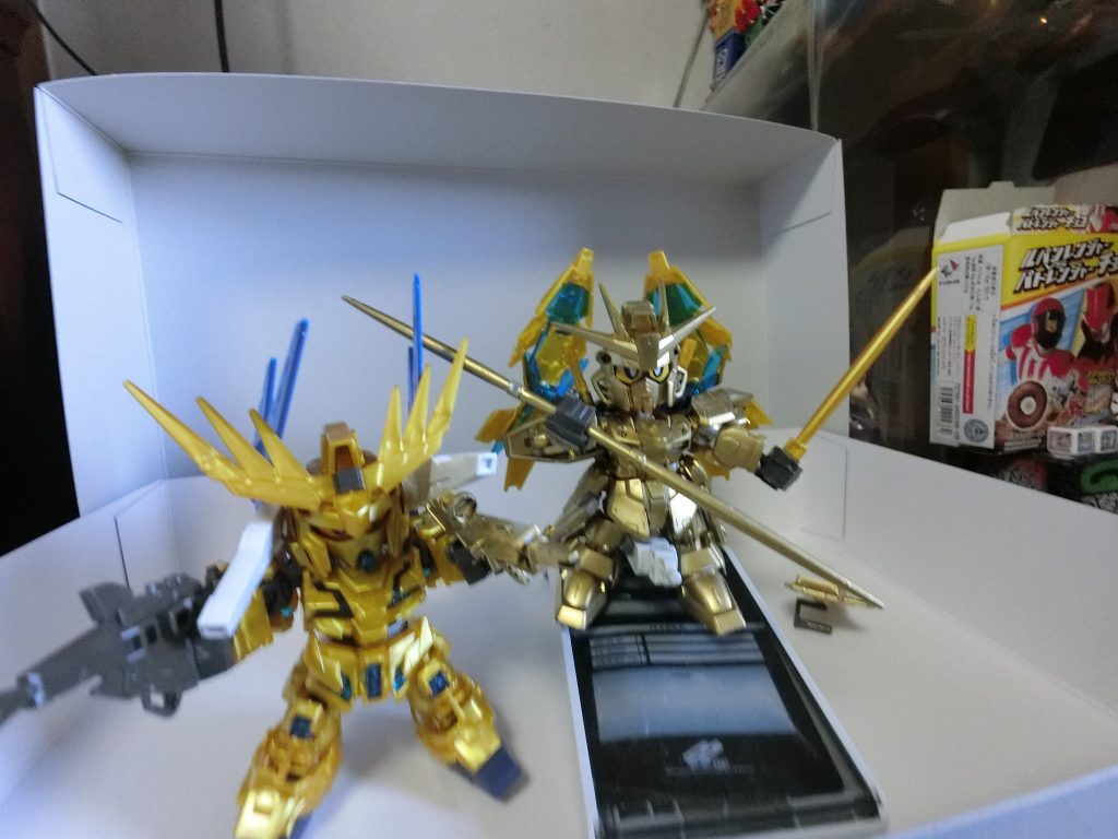 おまけという名の友情出演にフェネクス。バックパックコウカーンな海苔だったので。
なお、お分かりの人もいるかもデスが、GPベースの棒の合間にクロスシルエットのガンプラを挟ませると、安定します。
たまたま見つけた発見デスがね。