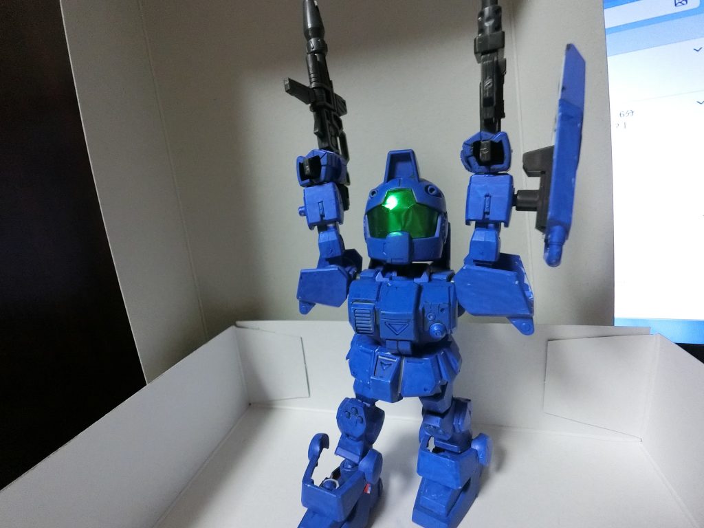 上に向けてみた。ガンダムヘッドも青く塗ってそれを付けたら三号機バージョンっぽくって思ったがやめたのはここだけの話。