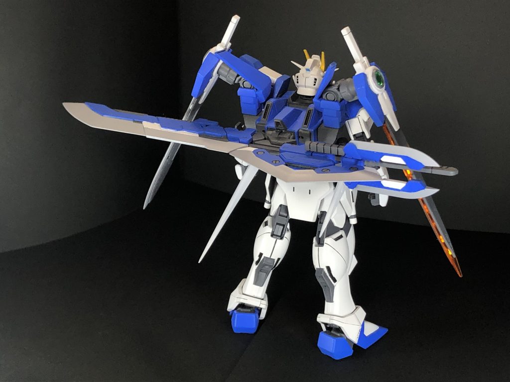 リアビュー。バックパックに接続された大剣が大きく目を引く。この大剣は非使用時にも、その広大なGN粒子コーティング面積を利用して超大型クラビカルアンテナとして機能する。