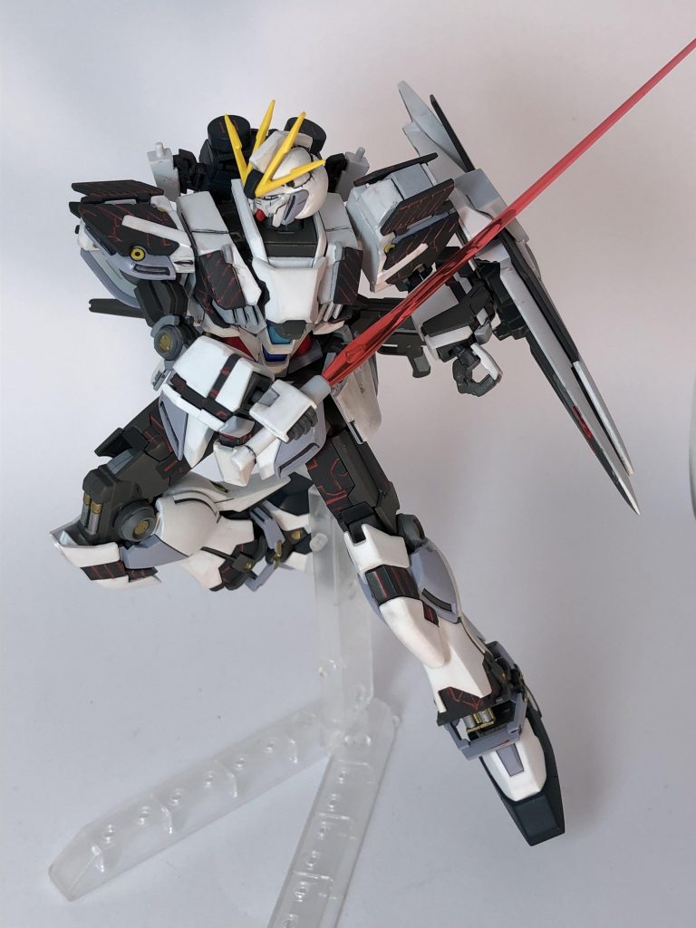 ビームサーベルを抜刀するシーンです。
胸周りから、関節が引き出せるので、ポージングも決め易いです。