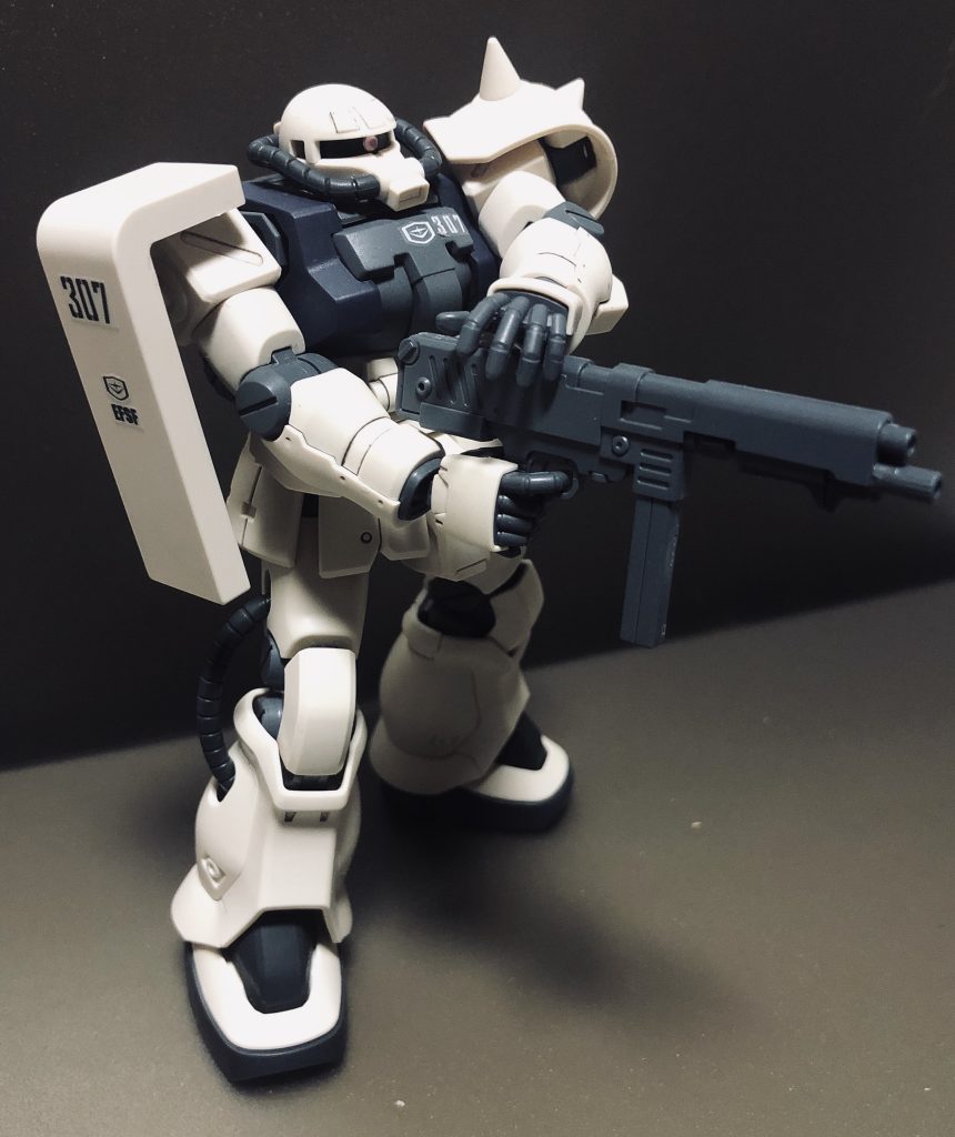 適当に打たせたり、連邦軍仕様なのでザクマシンガンを持たせないのが僕の好み。