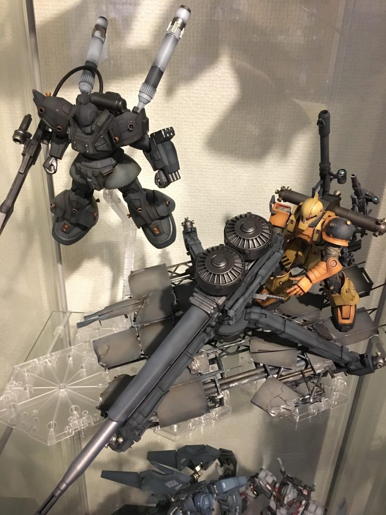 旧ザクとの共演！まるでサンダーボルト宙域！