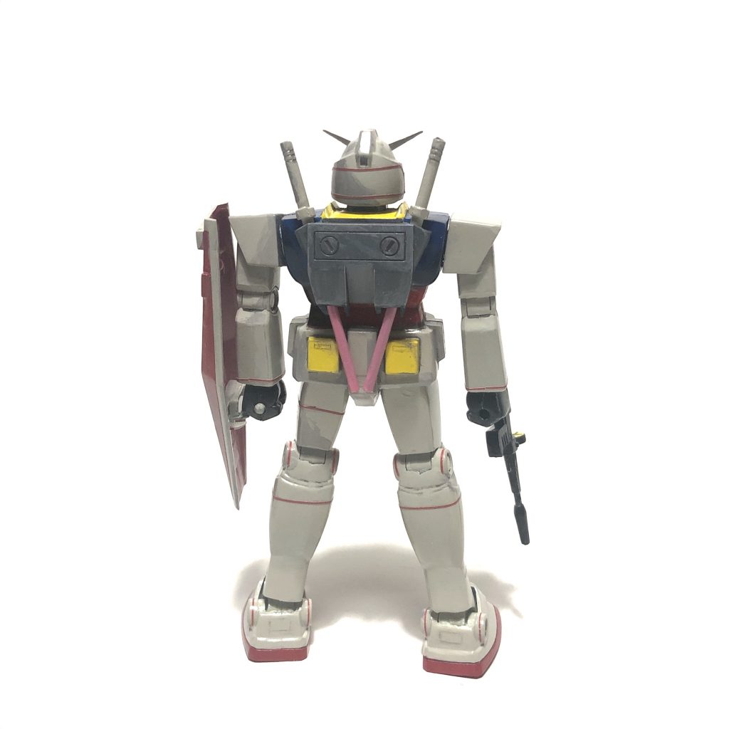 うしろ
 
いちごポッキーがランドセルを貫いてます。
コレはV作戦のVの字を表してるんですね~
間違いない!!