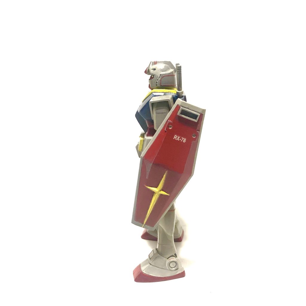 よこ
 
ガンダムシールドには「RX-78」
ちなみにRXってのは試作機に用いられる表記らしく「試作78号」って事らしいです☆
 
シールドの十字はわからんけどカッコイイ!