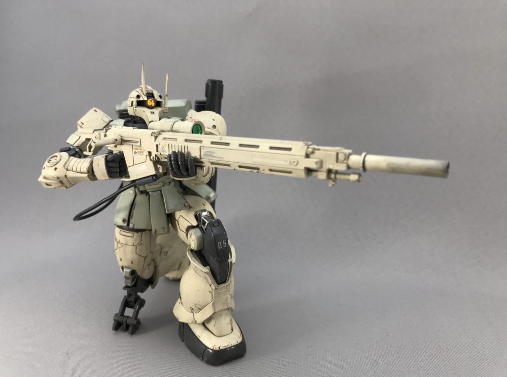 地上から狙撃することもあると思うのでニーパッドもつけてます。ライフルはザクIの対艦ライフルの先端とケーブル差込み口を変更しました。