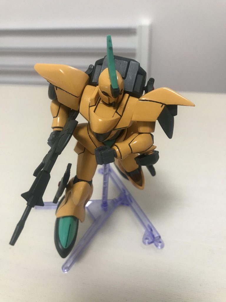 肩はバーニア部分を新造。ついでに肩上部を大型化しています。おかげでチープさがグッと減りました。