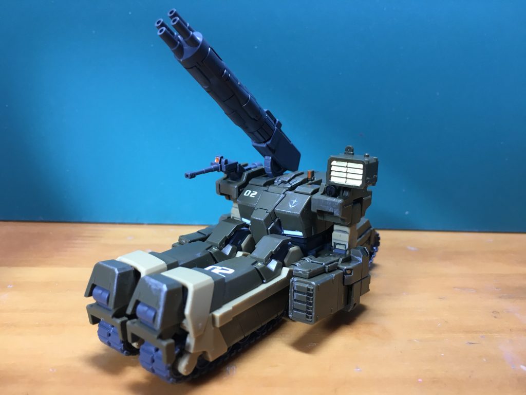 　タンクモードは小さいながらもしっかり変形できます。ABS関節とPS素材の組み合わせも何か所かあるので、ゆるみが心配です。左肩につくサーチライトは、1つはただスミ入れしただけの消灯状態、もう1つは金色に塗って点灯状態にしました。すっごくギラギラします。