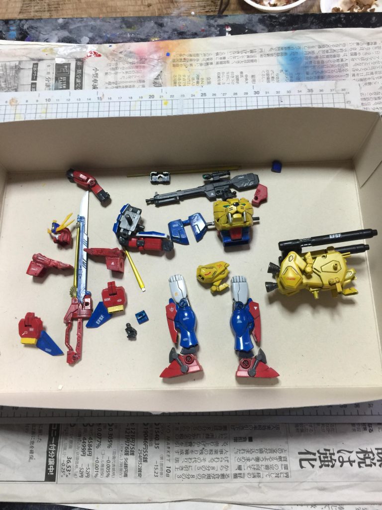 トライエースの水転写デカールを貼り
工程です。
胴体のライオンさんには
水転写デカールは 貼りません
でした。
主に 水転写デカールは
バンダイ製の物と 他のメーカーの
物を使用しました。