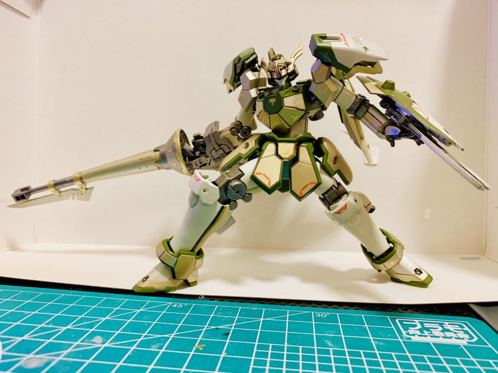 機体が中東系由来なので国旗に良く使われる緑と白、相性の良さでチタンゴールドを採用。
MIXパーツはウヴァル、トールギス、ガルヴァルディリベイク、ダイバーエースユニットです。
首、腰、脛、足首で延長。腰サイド・リアアーマーと肩アーマーは接続を新造してクリアランスを広げています