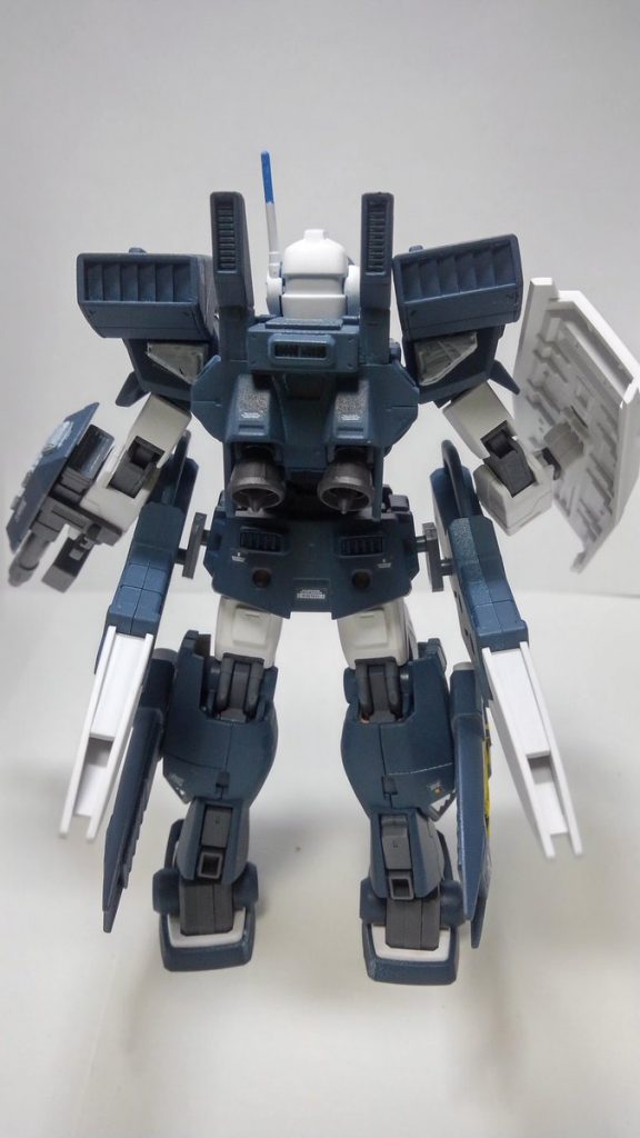 HGのビームマスターを素体に、HGブルーディスティー3号機の胴体の腕部、ジムスナイパーIIの頭部をミキシング、
各部要所要所にビルダーズパーツのアーマーとスラスターを接着しています。