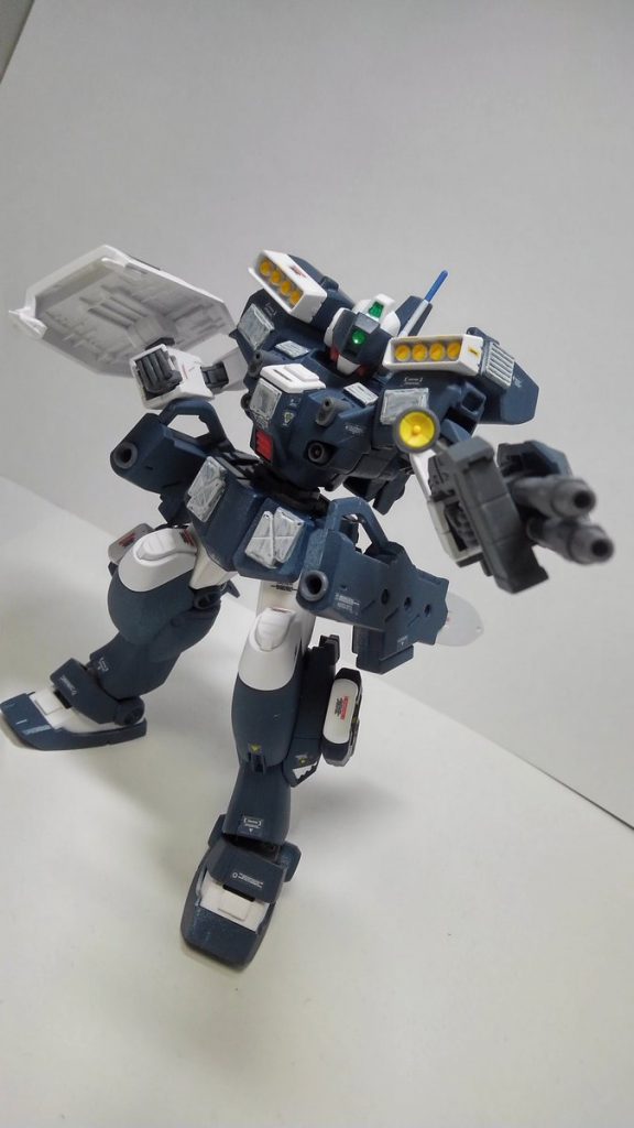 ダイバーズ劇中にあった「フォースバトルに自分が出るならどういう機体にするか」を念頭に
2連ビームライフル、拡散ビーム砲×2、EMP肩部ミサイル、脚部にビーム攪乱膜ミサイル装備にして中距離支援型にしてみました。
近距離対応として胴部バルカンと有線ミサイル、シールド部先端にピックを装備しています。