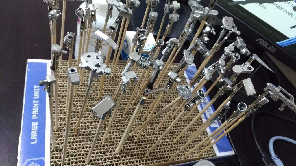 全パーツに下地としてMr.カラーのパーカッションジュラルミンを塗装しているため、接合部等で塗装が剥げたとしても多少見栄えが良くなるようにしております。
カラーリングは90式戦車をイメージカラーとして、グレイズのカラーの逆パターンっぽくなるよう配色しています。
また、写真は残っていないのですが、ブレードとつま先をシャープ化し、一部ではありますが肉抜き穴をパテ、プラ板にて穴埋めしております。