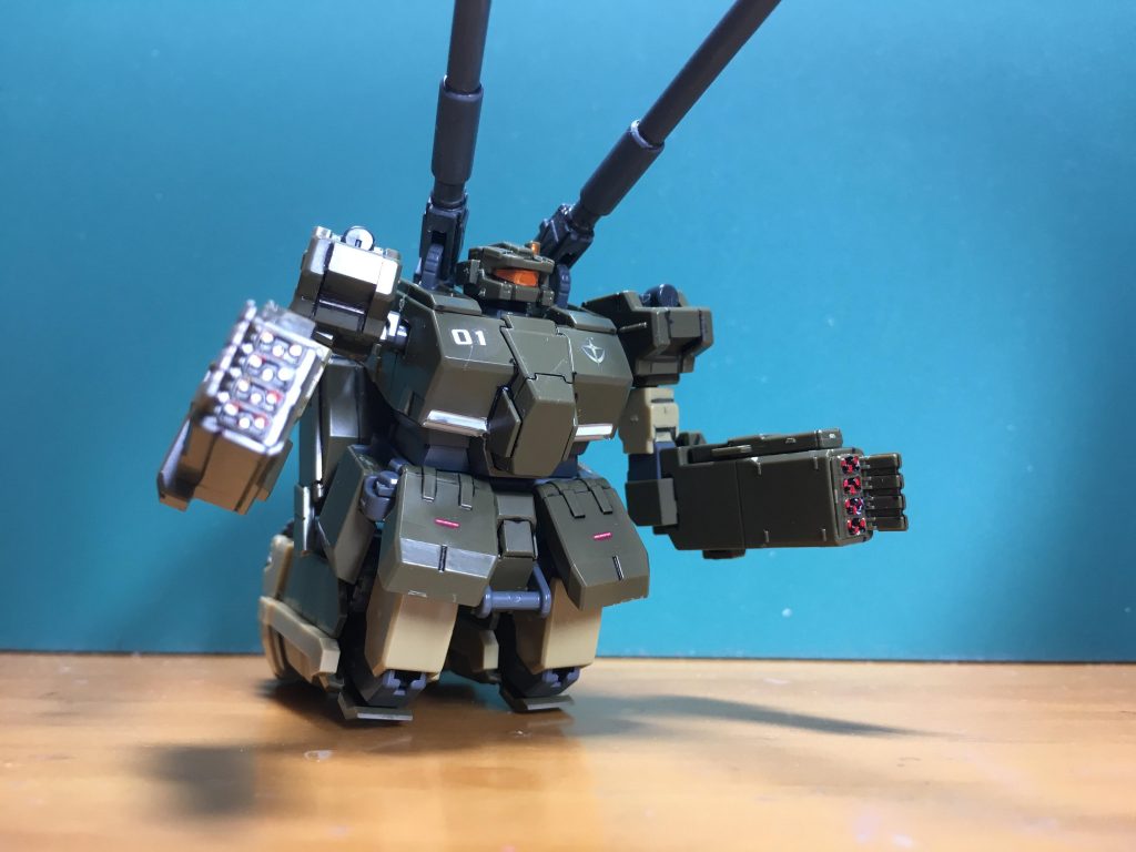 　正座して撃つとガンタンクを想起します。前腕のミサイルランチャーは閉じた状態のハッチが外しにくかったので、前腕部内側を斜めに削り、閉じているハッチの内側も削って着脱しやすく調整しています。