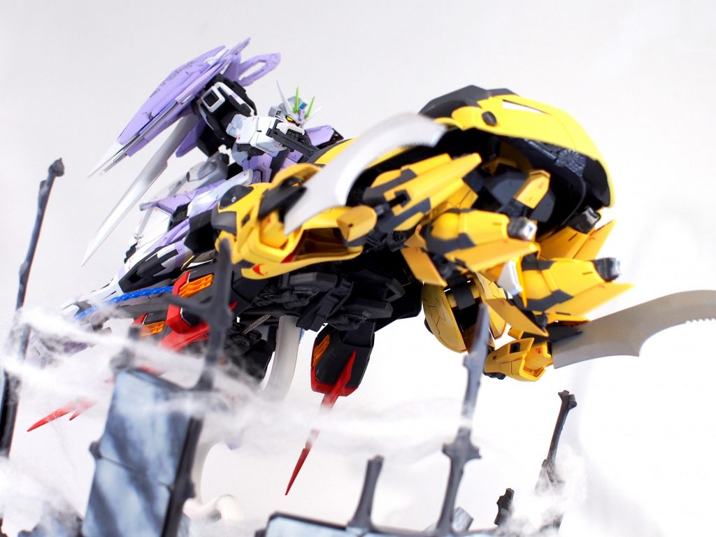 パイロット【ギンザ・ラングリッツ】は元来バイクレーサーだったがモビルスーツの操縦に長けていたため、ギャランティの良さから連合の軍人に転職。デイトナのパイロットとなった。
しかし、過激化して行くブルーコスモスに賛同できず、ゼニスイージスを奪って離反。
以後、オーブ領の一部に身を隠している。