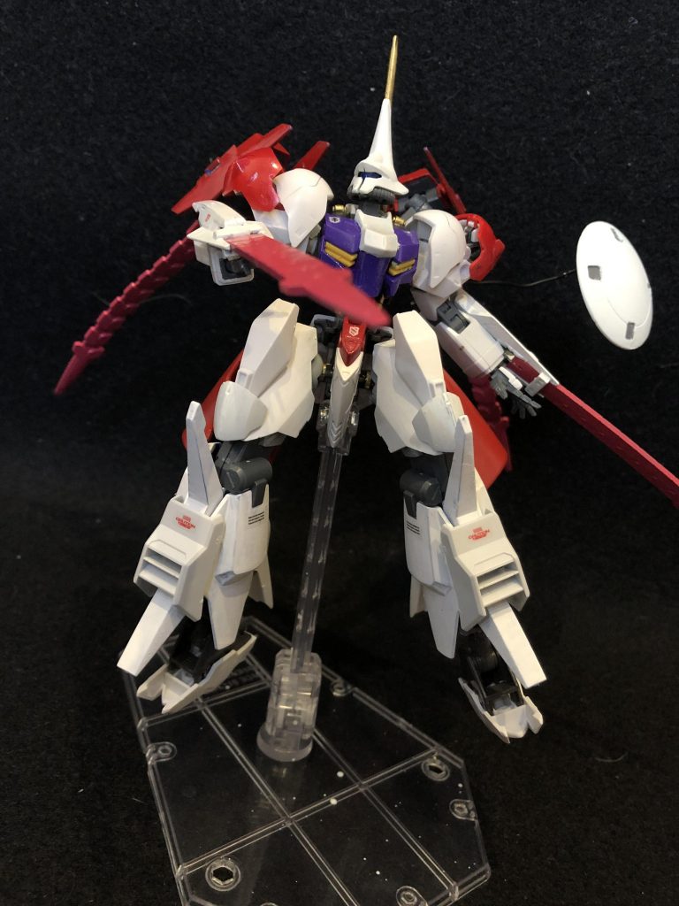 腕ユニットは小盾だけではなくビームブレードとしても機能。ビームブレード使用時は肩装甲も展開、熱を放射します。