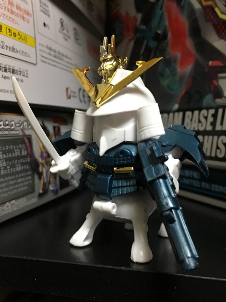 塗装前、この時はケンタウロス形態ですが、こちらの形態は以前に作ったことがあるので、ここから武者形態に切り替えました。
付属のシールは初期のBB戦士全般なんですが、かなり剥がれやすいので、両面テープに貼り付けたあと、カットしました。