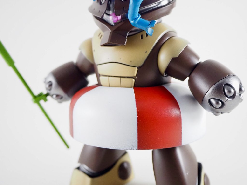 4.UKWユニット
本特殊装備最大の特徴である増加ユニット
浮力のみで推進剤を一切使用せずに水面に浮いている事が可能でありながら腹部の増加装甲としての効果も高い画期的な装備
パイロットの生存力にも大きく貢献してる装備であるがそのユニークな見た目からか現場ではあまり使用されなかった