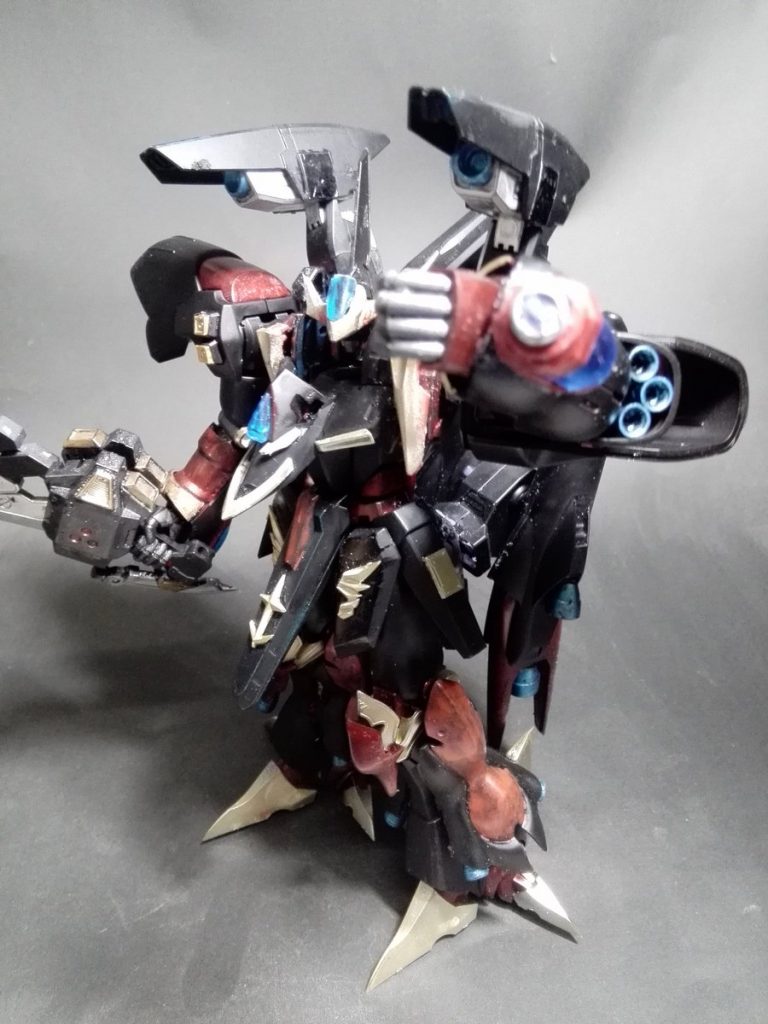 武装;カオススマッシャー
両腕についてる砲口からバグそのものを放つ。
エネルギーや物質ではなくバグそのものなので触れるとバグに汚染されて触れた部分のデータがバグの影響で自己崩壊する。
武装;グラヴィティフィールド
肩から接続したバックパックのフィールド形成機により、周囲の空間をゆがめ、物理、エネルギー問わず攻撃を遮断し、生半可な攻撃を防ぐ絶対的な防御を誇る。
逆に空間をゆがめるエネルギーを解き放って周囲に広げることで範囲内の機体を重力で行動不能にする。