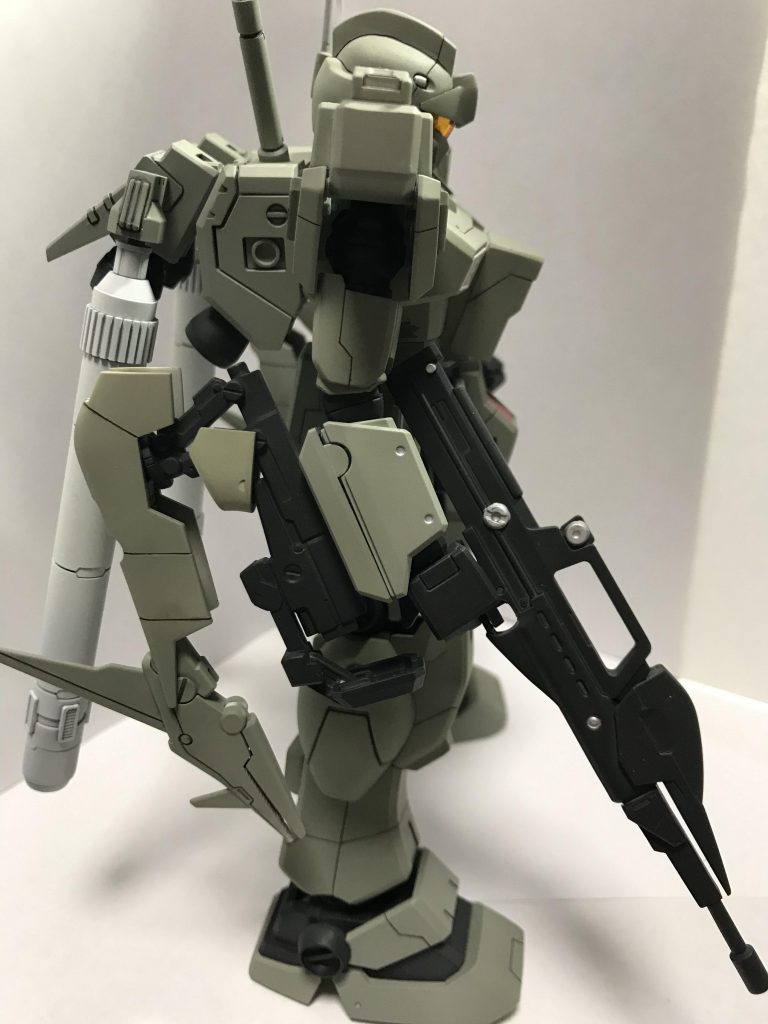 付属のマシンガンを改造して、両腕にサブアームを付けています