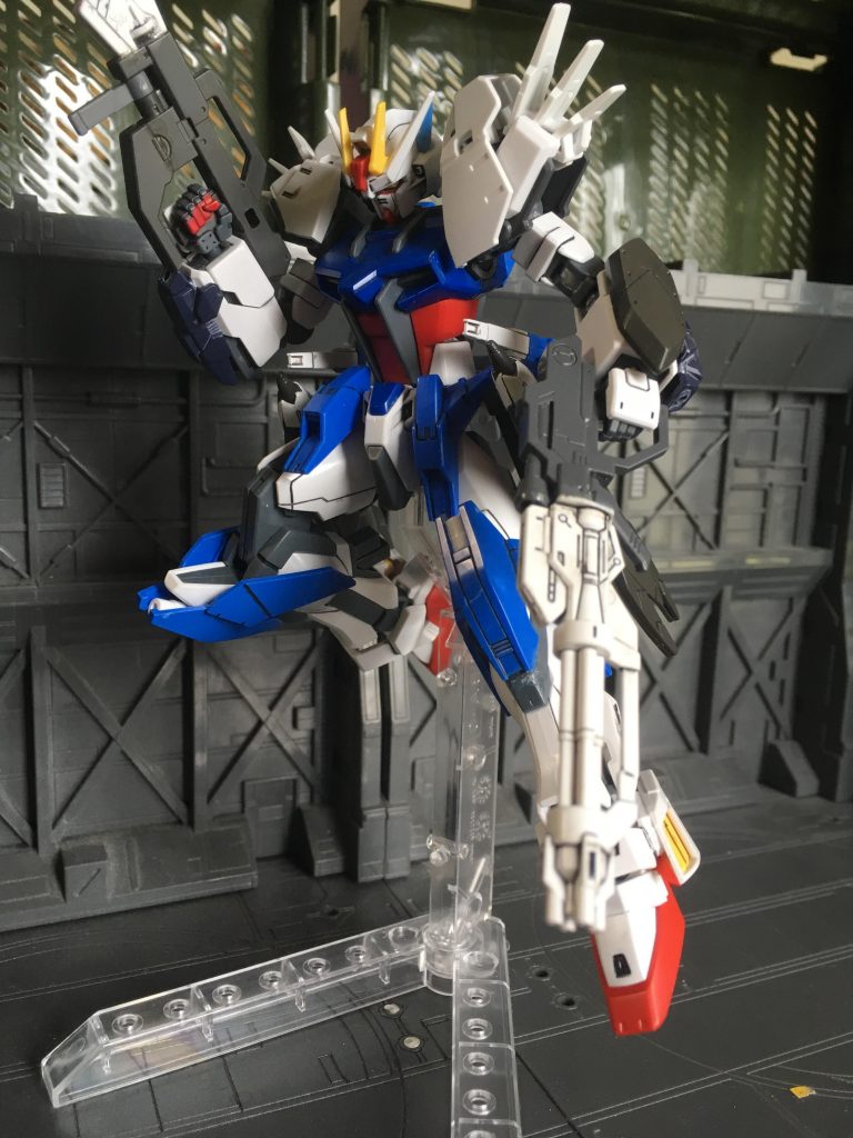 高出力ビームライフル ジャイアントガトリングガン 
以上が本機の武装です 写真無いですけど腕にビームスポットガン兼ビームサーベルユニットと足の裏からヒートダガーがあります