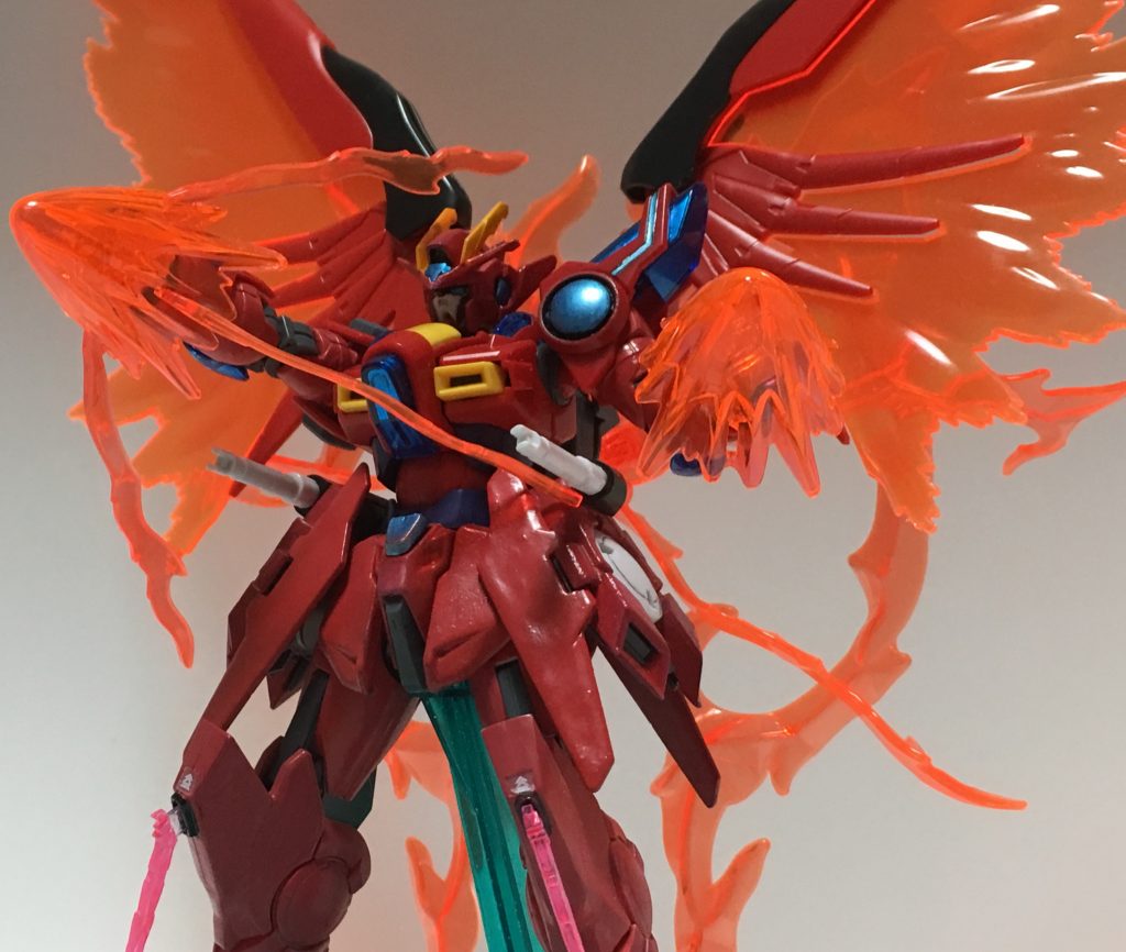 ダブルオーフレイマーの攻撃時のショット。因みに腰部のツインドライブの上部にあるビームサーベルはRGのジャスティスのものを使用しており、連結することが可能です。