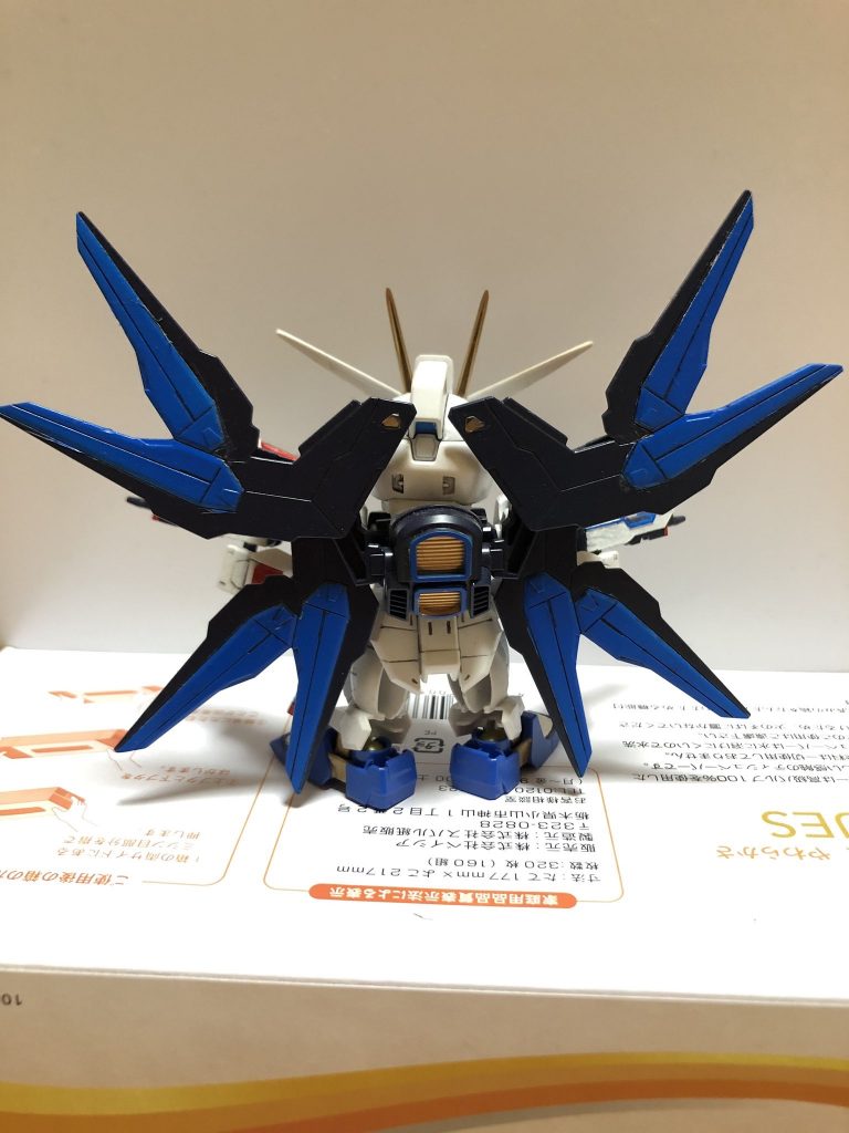 背中全体、マスキングを貼るのに大変でしたが、背中のファンネルの塗装久々にエアブラシを吹きました。綺麗に塗れてホッとしました。