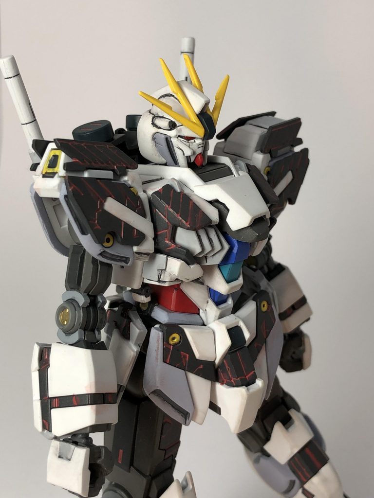 バストアップです。サイコフレームはこうして塗装してみると、細かく造形されているのが分かります。