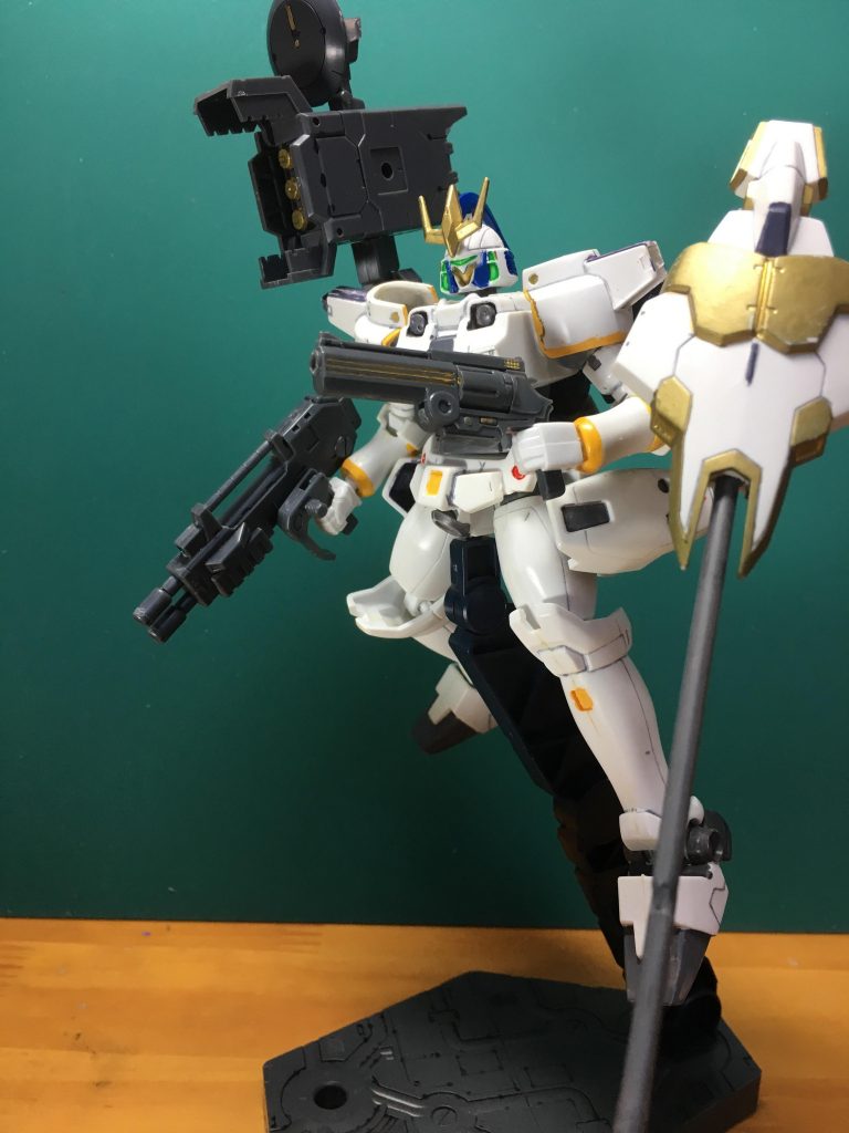 　Ⅲの頭部も製作しているので、差し替えることが出来ます。バックパック左右に3mm軸と穴があるため、ある程度カスタマイズが出来ます。シールドはボールペンの芯を塗装し、パイルバンカーとして用意しました。