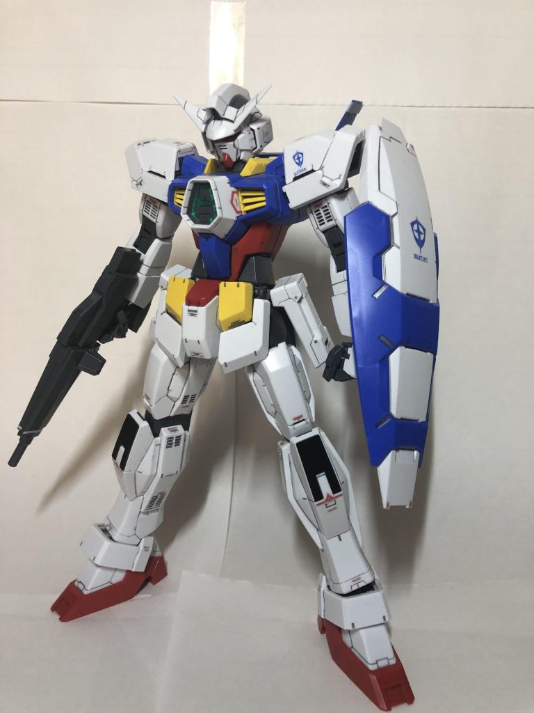 ドッズライフル、シールド装備状態のAGE-1です。UEのMSを倒せるドッズライフルの仕組みが斬新で良いですよね。螺旋状のビームライフルで敵を倒すってなると、どっかのグレンラ…いえ、少し口が滑りました。

シールドも、シンプルでながら、しっかりと「A」の入ったシールドですね。これも印象深いですね。