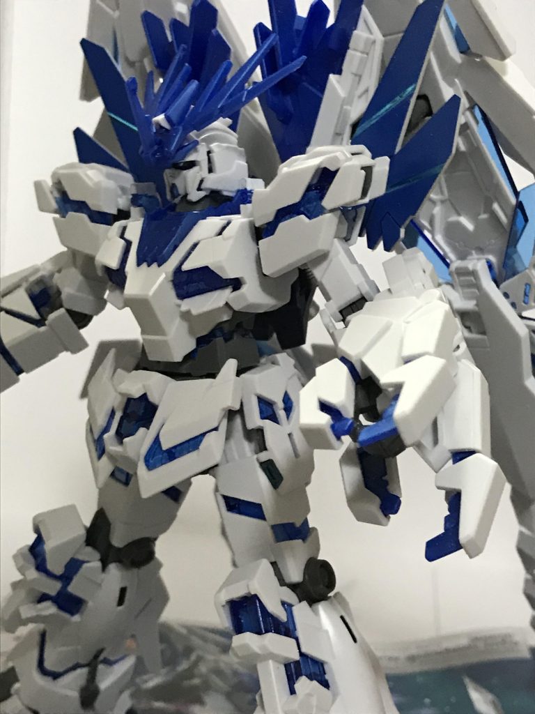 左から。腰の青はガンダムマーカーのメタブルーを塗りました。