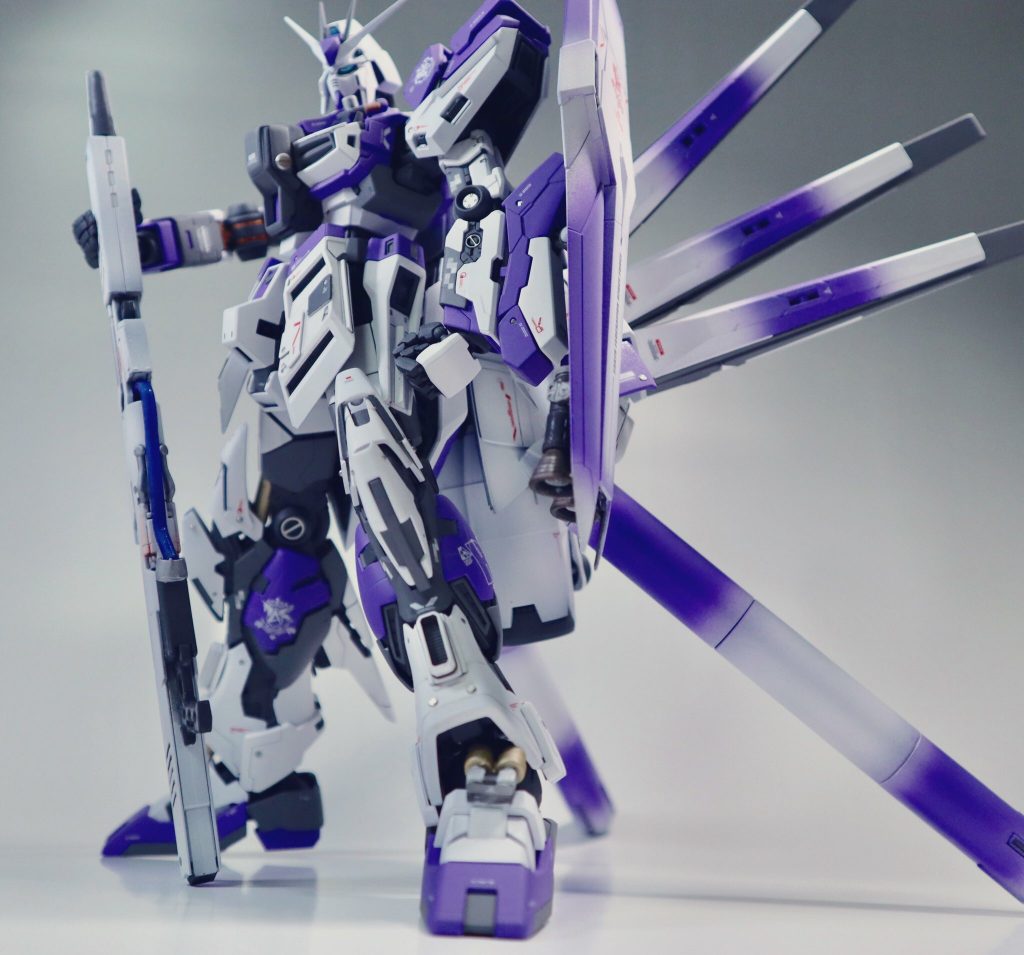 ビームライフルは上半分νガンダムで下半分がHi-νです。真っ二つにして張り合わせました。