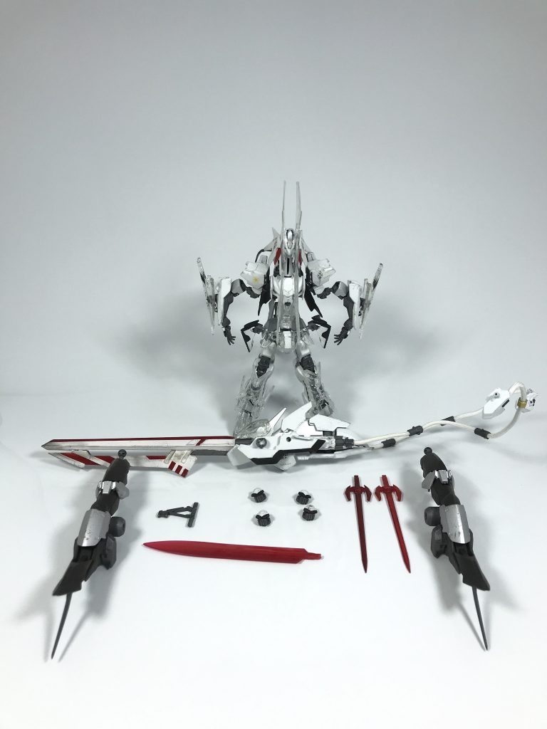 ## 最後はいつものスタティック・ディスプレイ!
機体のサイズも大きく、武装も大きいのでボリュームのあるザラシュトラですが、並べてみると意外と少ないのです。
ガットブロウが2振あるのは、片方はレジン複製した能力解放状態として作ったはいいものの、素のガットブロウがいい色に塗れたために採用されなかった為です😖