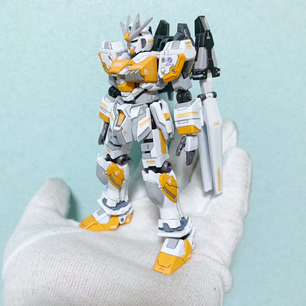 最後に、お決まりの手載り画像を。Gフレームは手のひらサイズの食玩ですが、本当に手の掛け甲斐がある製品です。次回作は、オレンジつながりで「G-ナラティブ フルドレス風」とか作ってみようと思います。