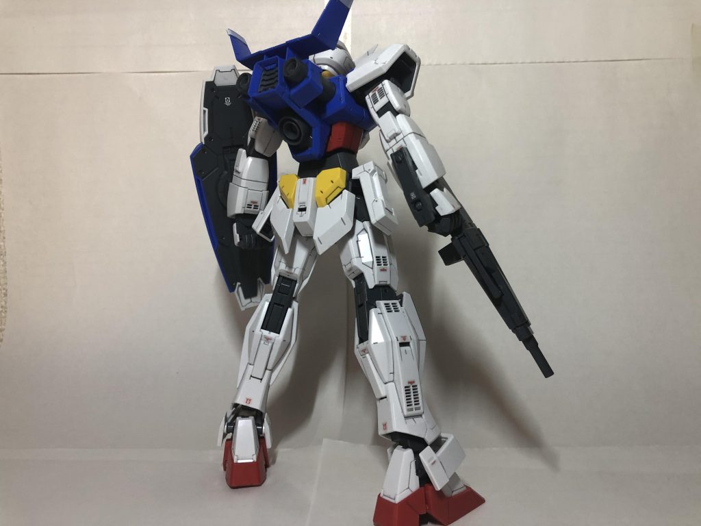 後ろ姿。先程の後ろ姿にはあまり影響はないですが、後ろ姿で立つガンダムは、僕達の救世主に見えて、物語を見て改めてAGE-1を見つめていると、なんか誇らしいです。