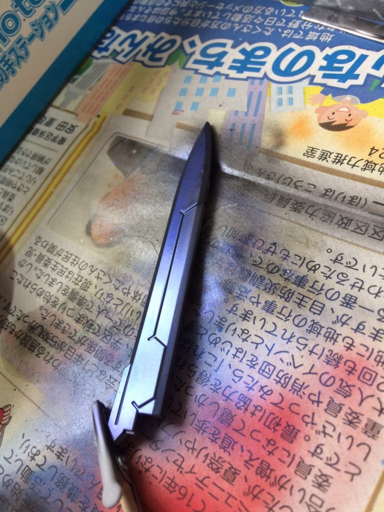 グラファイトブラックで塗った後にパールを吹いています。GN感が出るのでオススメです