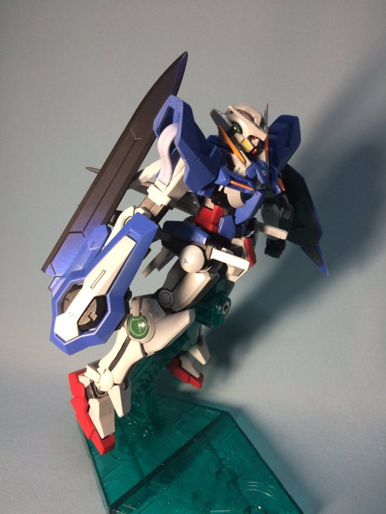 第一話の降臨ポーズ。シールドは持っていなかったはずですが、絵的に映えるから持たせています