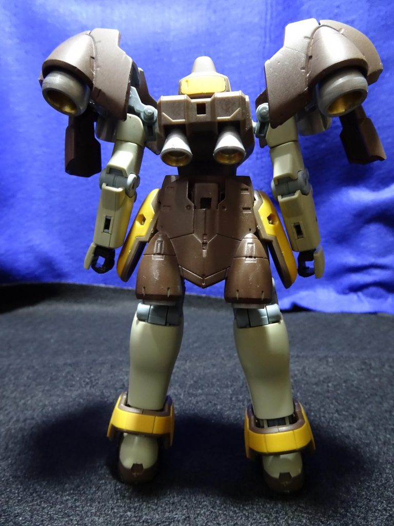 バックショットを見るとヘルムヴィーゲ・リンカーのパーツを丸ごと使っているのが分かります
今回プラ板やパテは使用せず劇中で本当に存在していたのではないかと思うくらいのシンプルな改造でまとめました