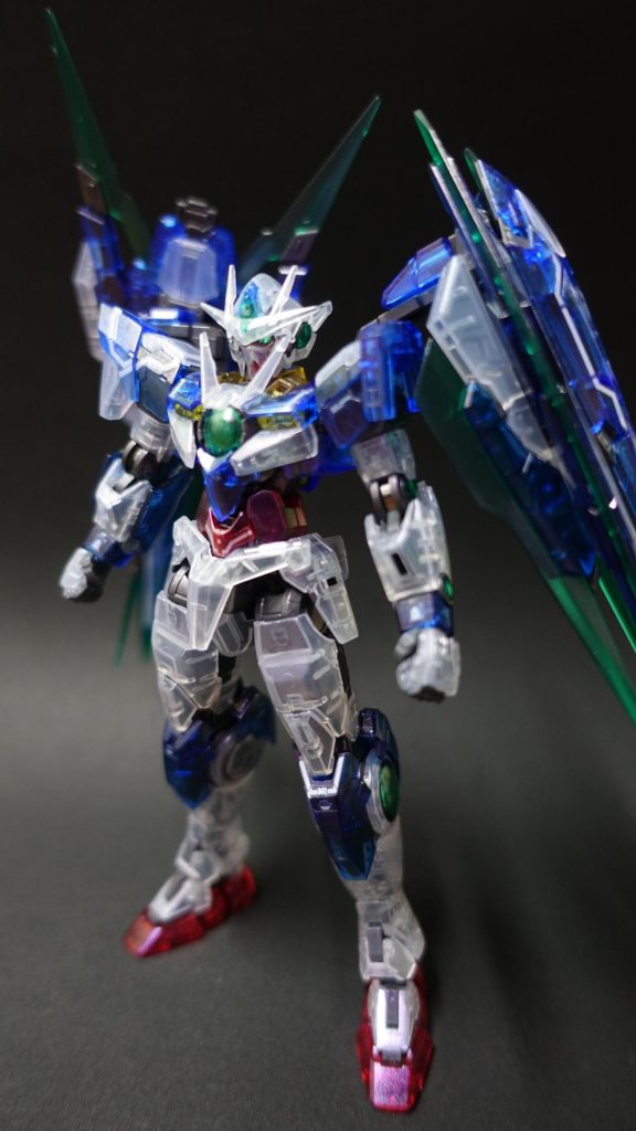 クリアカラーのキットですが、そのまま組むだけではつまらないので
今回、ガイアノーツの「偏光パールカラー プリズム パープルグリーン」
を全体に塗ってみました!