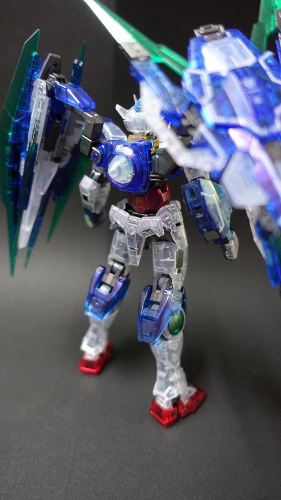 やっぱり、写真だとあまり上手く映らないですね…
(肉眼だとカッコいい発色が確認できます!)
ふくらはぎのブルーのパーツが見えやすいかも?