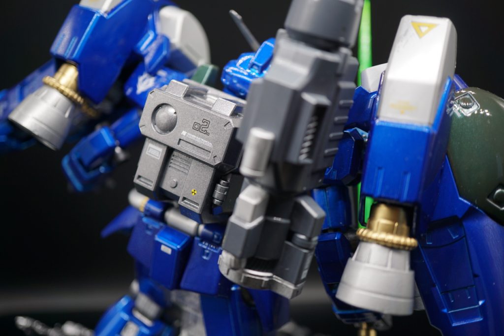 通常のMSの推進器がレイアウトされているバックパックは核弾頭を収納するバックパックコンテナとなっている。サイドカバーは開閉可でキット付属のMK-82弾頭を収納出来る。