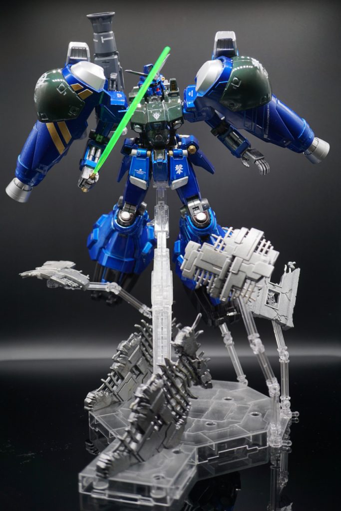 後のキュベレイをはじめとする肩に推進器を内蔵した特徴的なネオジオン製MSの原型とも言えるGP02の両肩の推進器フレキシブルスラスターバインダー。背中や脚部に推進器のあったそれまでのMSとは決定的に異なるGP02ならではの特殊なレイアウト。
