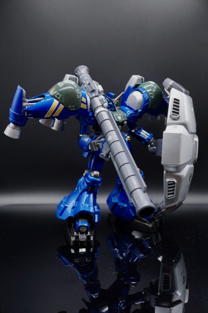 GP02が「最強の攻撃力を持つMS」として開発された最大の特徴が核爆弾を射出する規格外の巨大なアトミックバズーカと核攻撃後の機体を守り冷却の為の液体水素をも充填されたラジエーターシールド。この巨大な武装を装備すると重MSの本体が華奢に見える程の重装備。