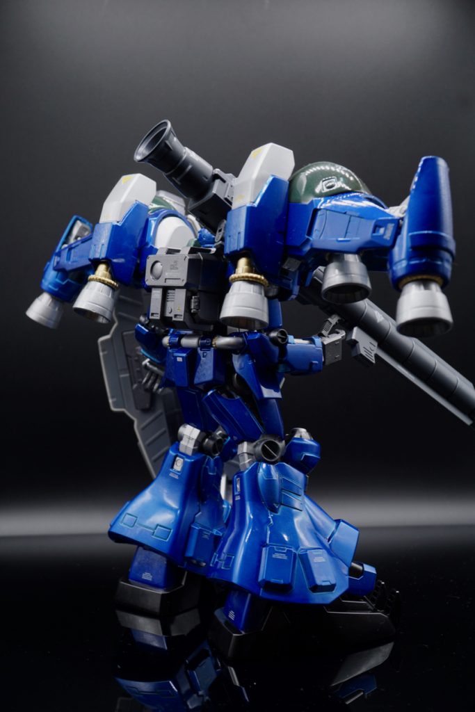 アトミックバズーカによる核攻撃時には推進器である両肩のフレキシブルスラスターバインダーを羽のように展開。このバインダーの推進力は強力で重力下ではホバー走行も可能だったとか。