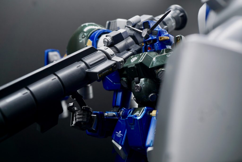 頭部はモノアイに変更。資金難だった袖付きがシュタイン強奪後にモノアイのシナンジに改修したように、当時まだ資金的に余裕もあったであろうジオン残党のデラーズ・フリートならモノアイの改修も容易だったんじゃ無いかという想像からモノアイへ。ガンダムらしさは損なわれたけどジオン色は強くなったのではと思う。